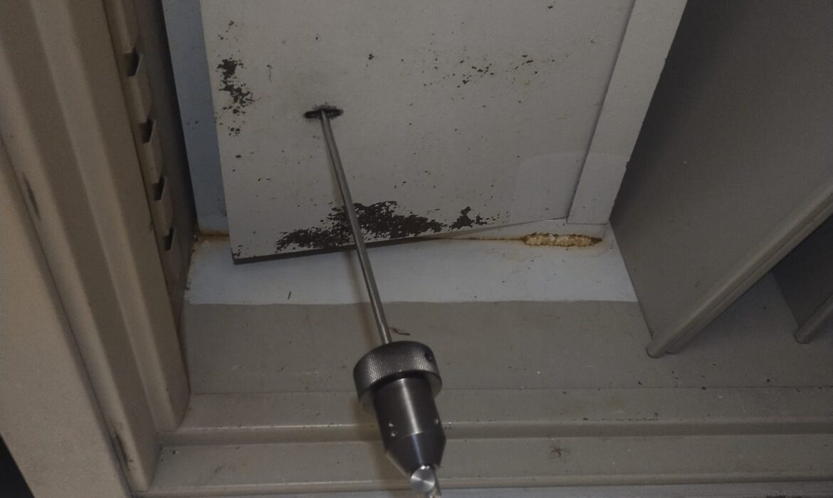 Otwarcie wbudowanej skrytki sejfu i wymiana zamka SP – serwis bez uszkodzeń