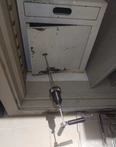 Otwarcie wbudowanej skrytki sejfu i wymiana zamka SP – serwis bez uszkodzeń