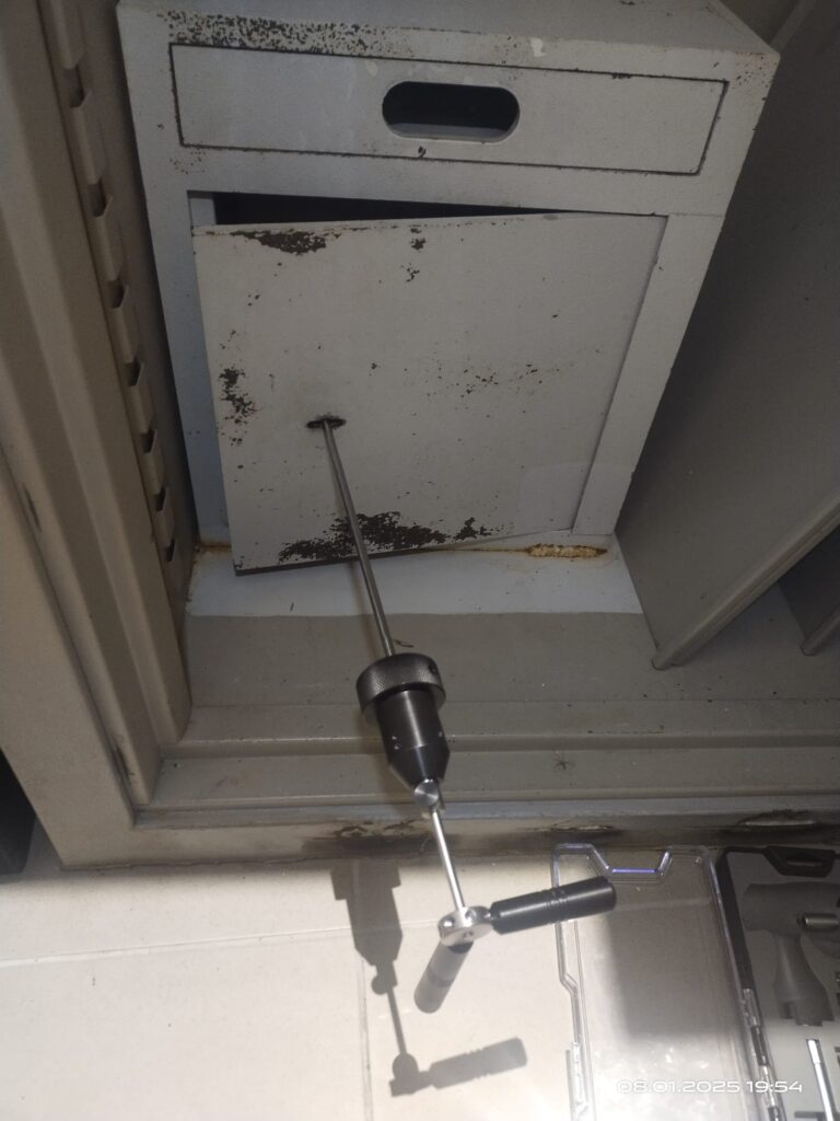 Otwarcie wbudowanej skrytki sejfu i wymiana zamka SP – serwis bez uszkodzeń Otwarcie wbudowanej skrytki sejfu i wymiana zamka SP – serwis bez uszkodzeń