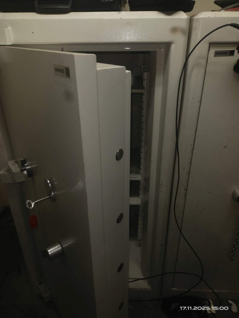 IMG_20251117_150001 copy Realizacje Awaryjne otwieranie Sejfów | Szafa Jakusz Klasa VI i 1800kg